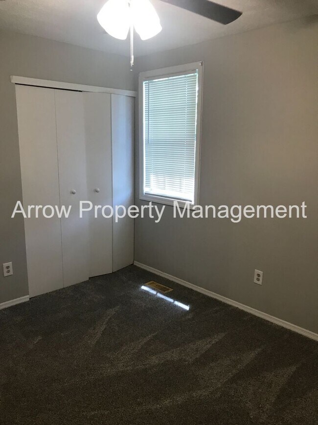 Building Photo - Great 2 Bedroom Townhome on Quiet Dead-End Street!