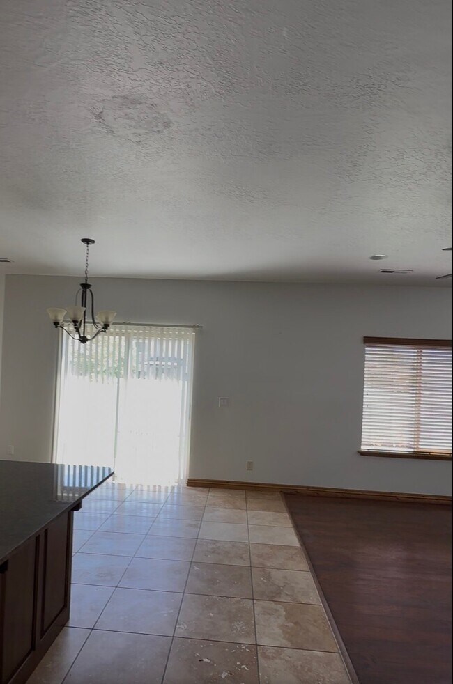 Building Photo - 865 S Pheasant Run Dr