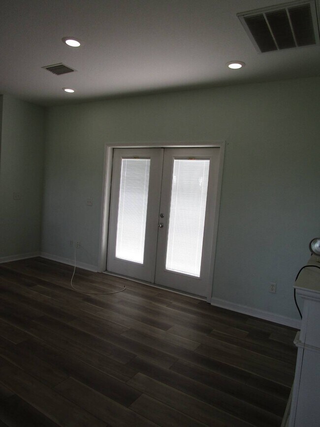 Building Photo - 6111 Shorewood Wy