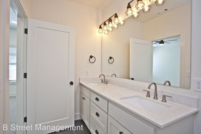 Building Photo - 4 br, 3.5 bath House - 329 SW D Street