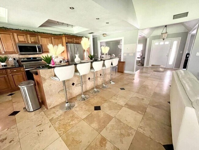 Building Photo - 1102 Sugartree Dr S