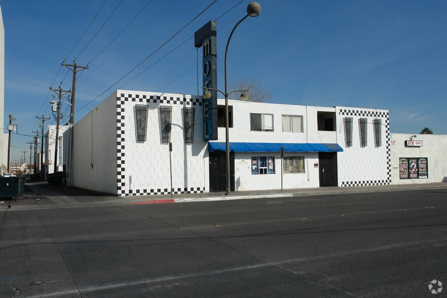 Building Photo - 813 E Ogden Ave