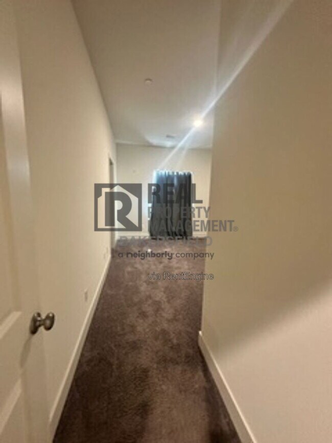 Building Photo - 823 Brookline Ln