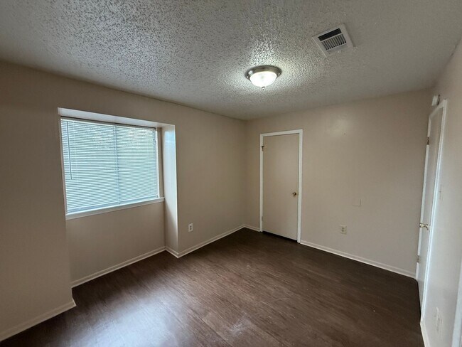 Building Photo - 2 bedroom 2 bath town home in a gated community