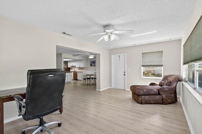 Building Photo - Totally Updated