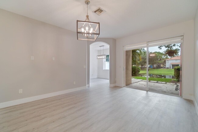 Building Photo - 205 River Bluff Ln