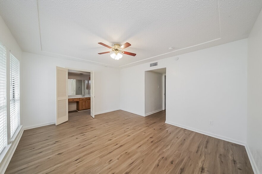 Building Photo - 940 Holly Ln