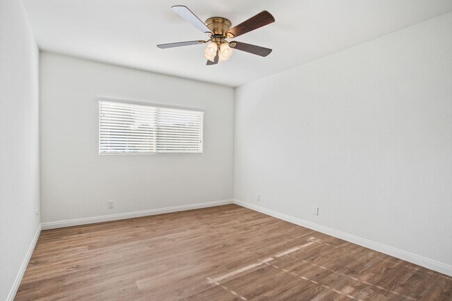 Building Photo - 11000 Meadow Glen Way E
