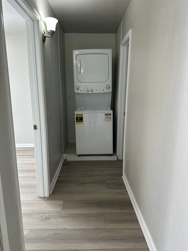 Building Photo - Renovated 1 Bedroom, 1 Bath Ground Floor Apartment with Washer/Dryer and 1 Car Garage