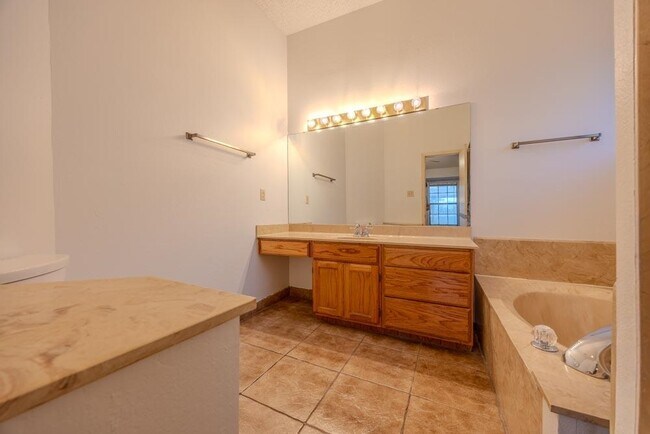 Building Photo - 1425 Longhorn Dr