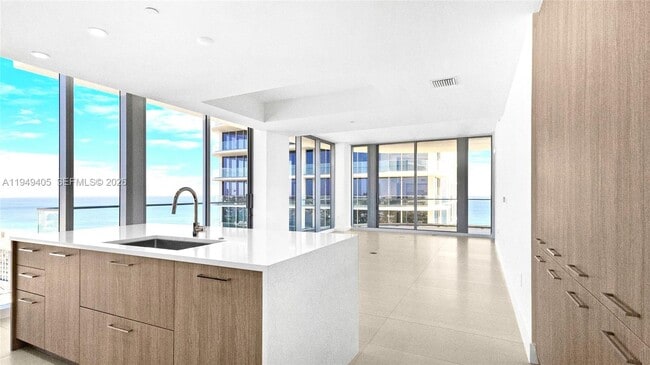 Building Photo - 153 N Seabreeze Blvd