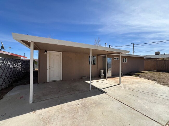 Building Photo - 3 Bedroom 2 Bathroom House Located in Gran...