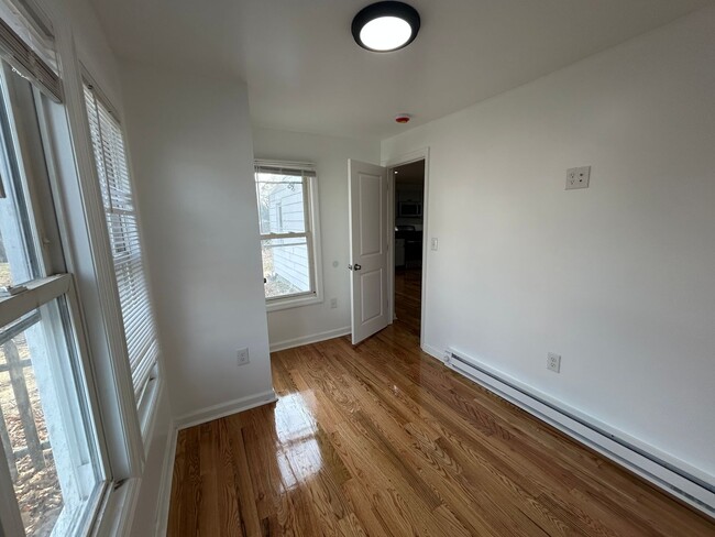 Building Photo - Newly Renovated 5 Bedroom 2 Bathroom Singl...