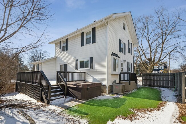 Building Photo - 713 Warrenville Rd