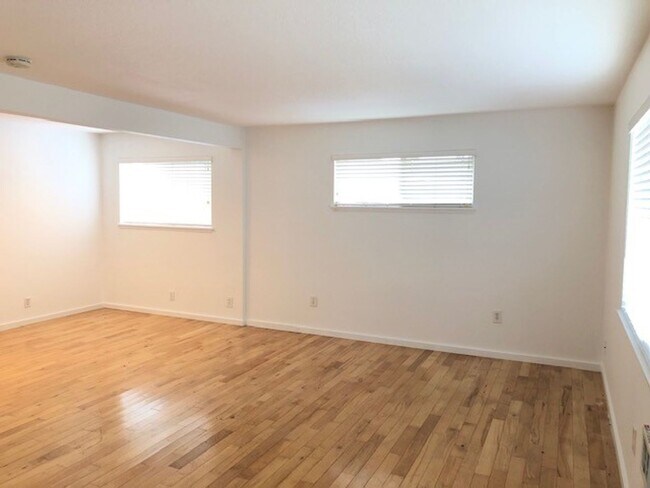 Building Photo - Piedmont Neighborhood light-filled townhom...