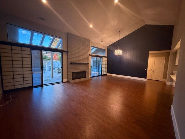 Building Photo - Gorgeous 3-Bedroom House in Gold River with pool