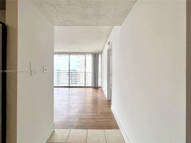 Building Photo - 7601 E Treasure Dr