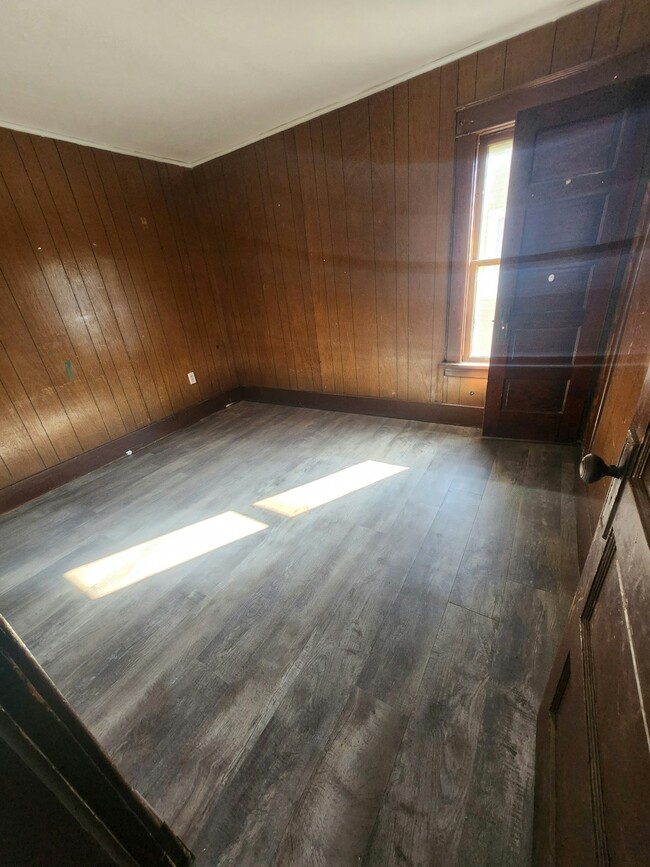 Building Photo - 626 E 23rd St