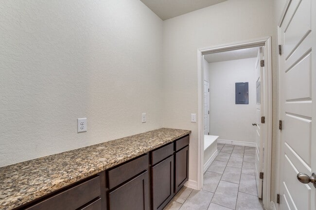 Building Photo - 2999 sq ft 4 Bedroom 3.5 Bathroom 2 Story in Waterford Park!