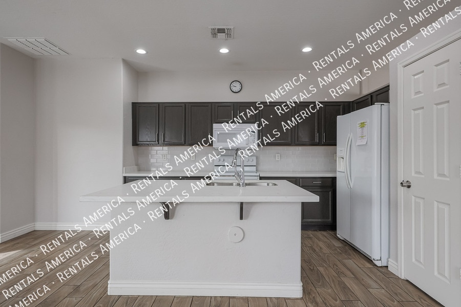 Building Photo - 8805 W Hilton Ave