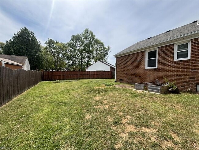 Building Photo - 605 Treemont Ct