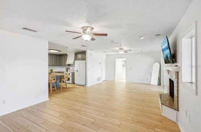 Building Photo - 3420 Lake Harney Cir