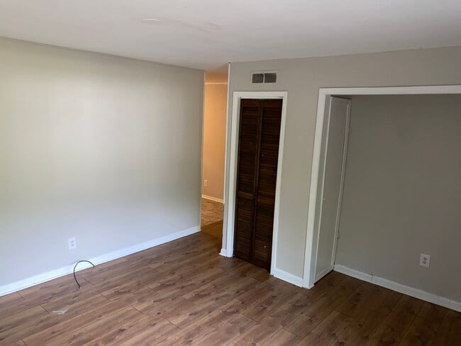 Building Photo - Quaint three bedroom, two bath all electri...