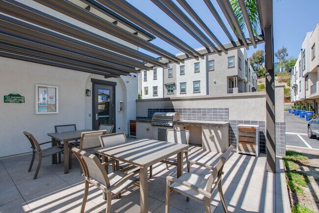 Building Photo - 2460 Solara Ln