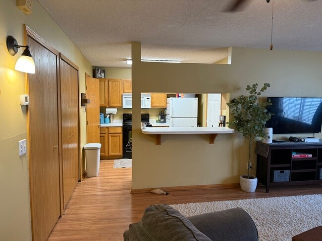 Building Photo - Charming 2BR Townhome in Desirable Cliff Lake Community