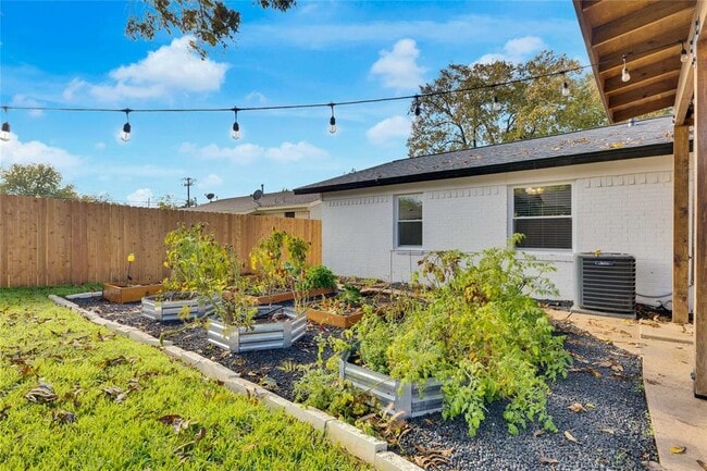 Building Photo - 8213 Briarwood Ln