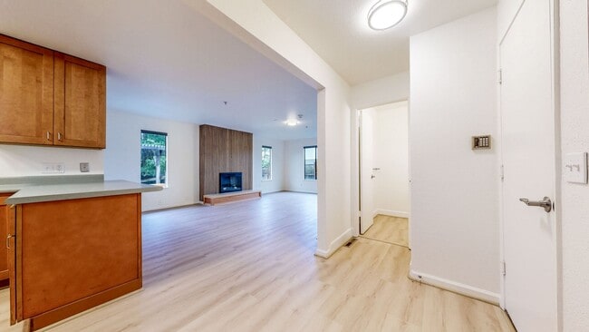 Building Photo - Bright and Beautiful 4 bedroom 2.5 Bath with large enclosed back yard and close proximity to Mari...