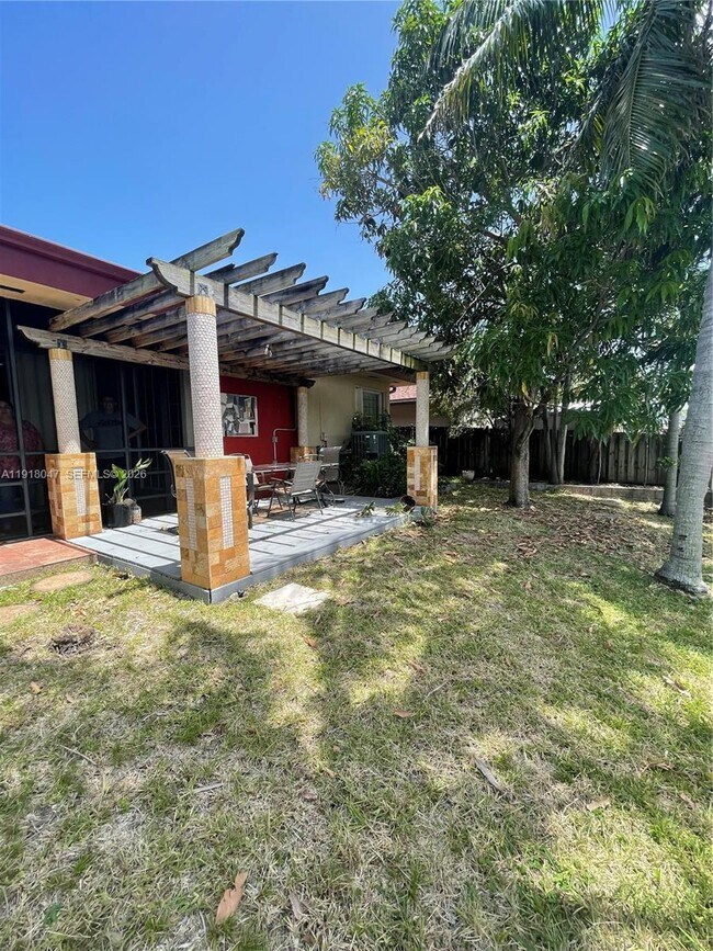 Building Photo - 232 SW 7th Ave