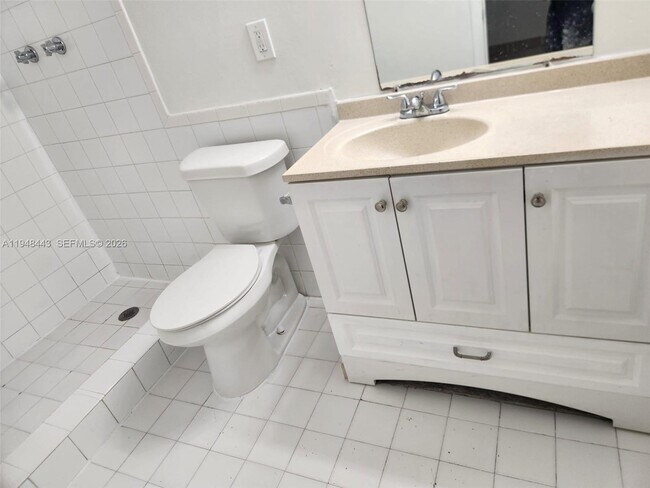 Building Photo - 15201 NE 6th Ave