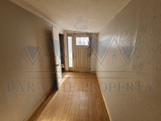 Building Photo - 3 Bedroom South of Laramie