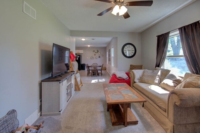 Building Photo - 3 bed home