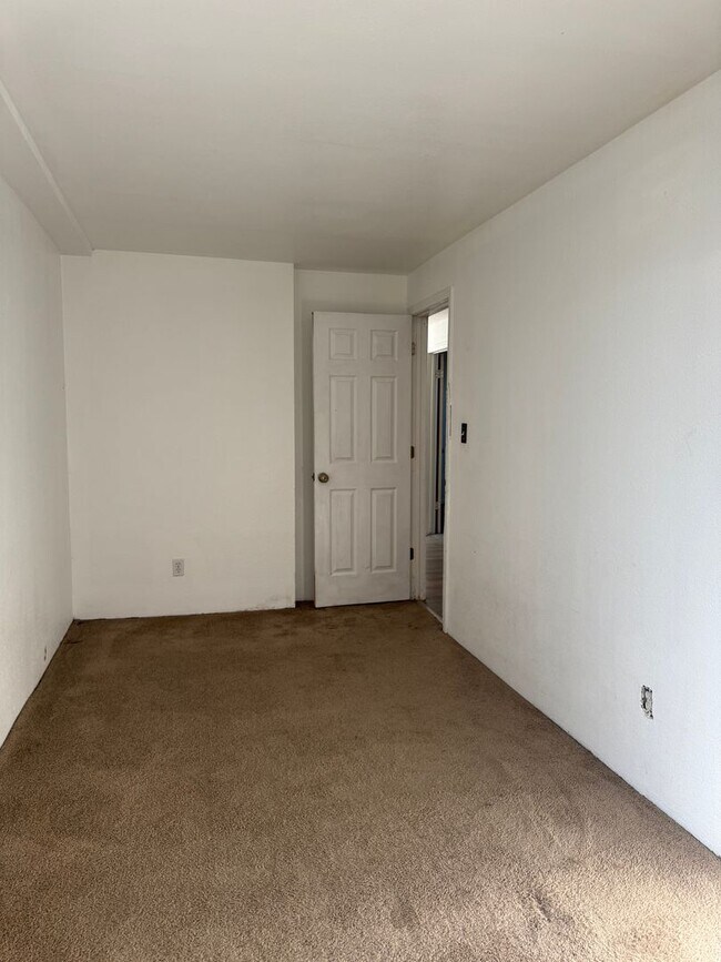 Building Photo - 660 Thistle Dr
