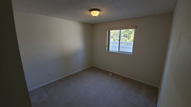 Building Photo - North Albany 3 Bedroom - Available in October