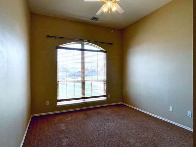 Building Photo - Absolutely Gorgeous Home in Moore with Spa...