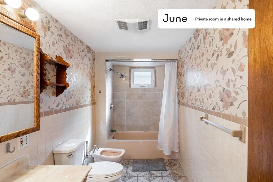 Building Photo - Room in Shared 6 bed/1.5 bath home in Somerville