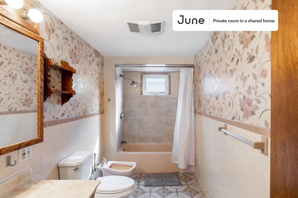 Building Photo - Room in Shared 6 bed/1.5 bath home