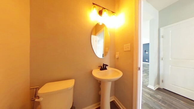 Building Photo - 4 Bedroom 2.5 Bathroom Rental in Oakmont on Brickshire Golf Course Providence Forge