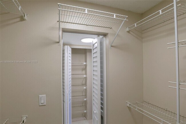 Building Photo - 13120 SW 92nd Ave