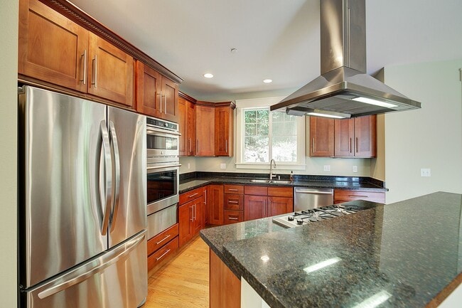 Building Photo - 3Bd/3.25Ba Kirkland Townhome