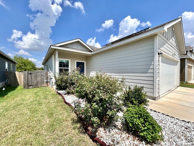 Building Photo - Spacious 3-Bed / 2-Bath with Walk-In Close...