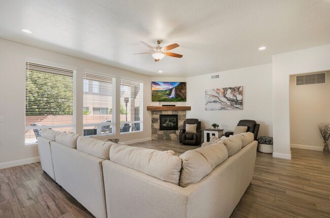 Building Photo - Luxurous 4 Bedroom Golf Course Home