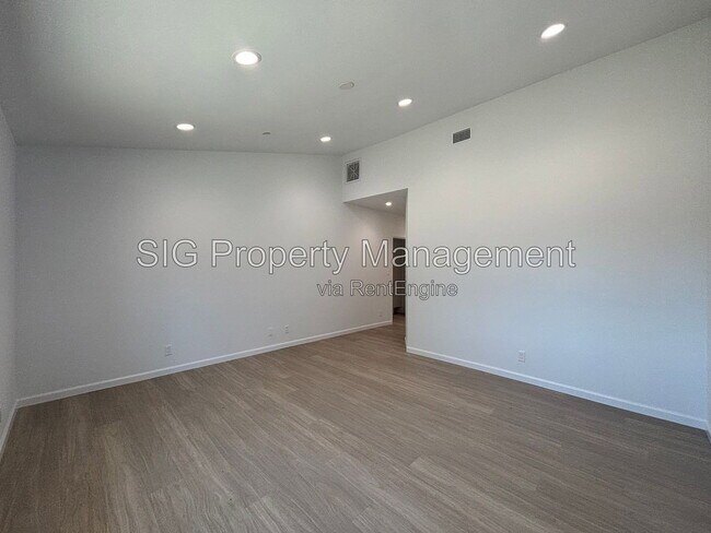 Building Photo - 2230 Sherwood Pl