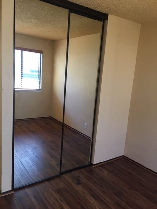 Building Photo - First Floor condo perfectly situated for public transportation