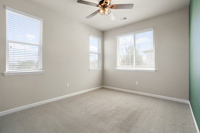 Building Photo - Spacious 3 Bed, 2.5 Bath Townhome in Prime...