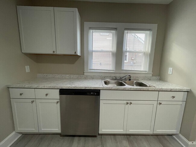 Building Photo - Newly Renovated Just For You!