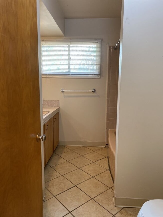 Building Photo - STUDENTS WELCOME! Ranch Home w/ Finished Basement, Fenced Yard and Two Kitchens